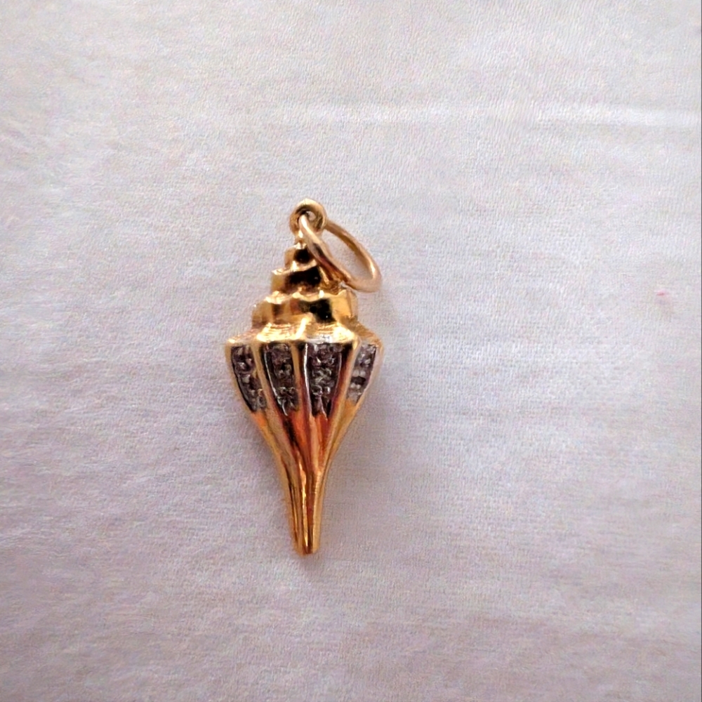 18K Diamond Seashell Charm